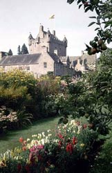 Castillo de Cawdor y jardines 